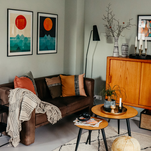 Rauszeit SPO - Ferinhaus in St. Peter-Ording - Wohnzimmer mit Sofa und Smart-TV - 500x500