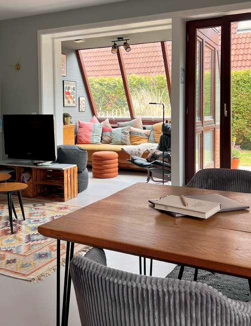 Rauszeit SPO - Ferienhaus in Sankt Peter-Ording - großer Esstisch mit Blick in den Wintergarten