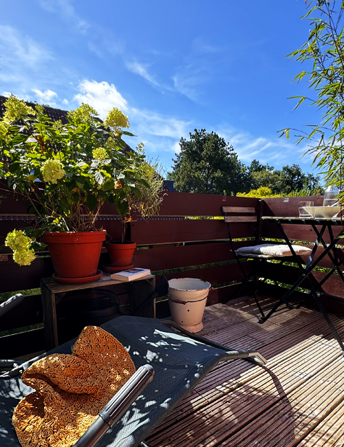 Rauszeit SPO - Ferienhaus in Sankt Peter-Ording - großes Schlafzimmer mit Balkon im Sommer