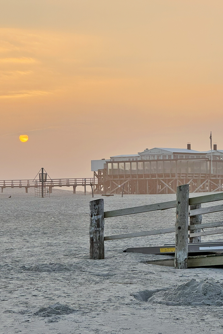 Rauszeit SPO - Ferien in St. Peter-Ording - Sonnenuntergang an den Pfahlbauten in SPO