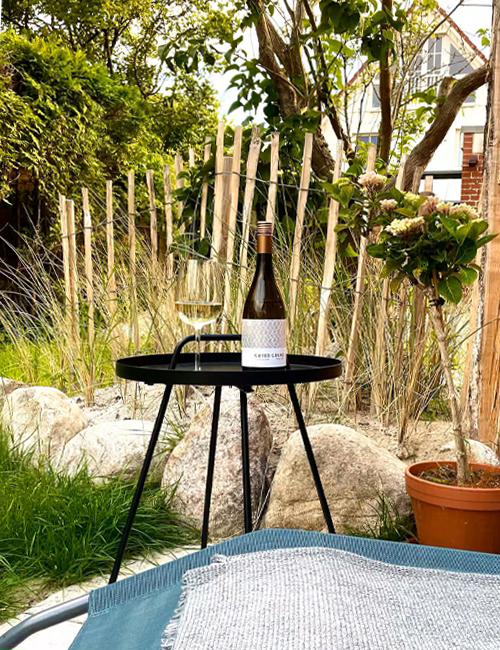 Rauszeit SPO - Ferienhaus in St. Peter-Ording - gemütlich im Garten sitzen mit einem Glas Wein